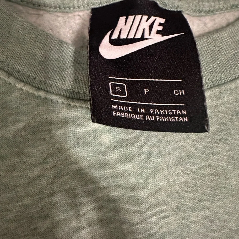Women’s Nike Crew - Small - Picture 2 of 3